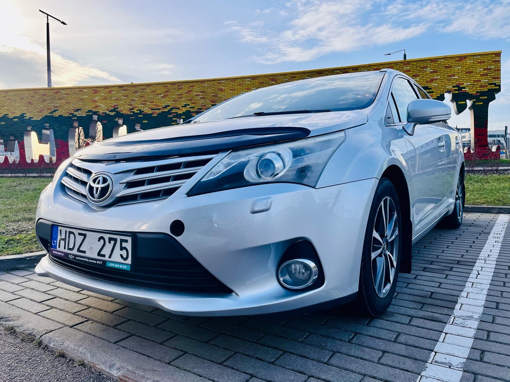 Toyota Avensis аренда автомобиля