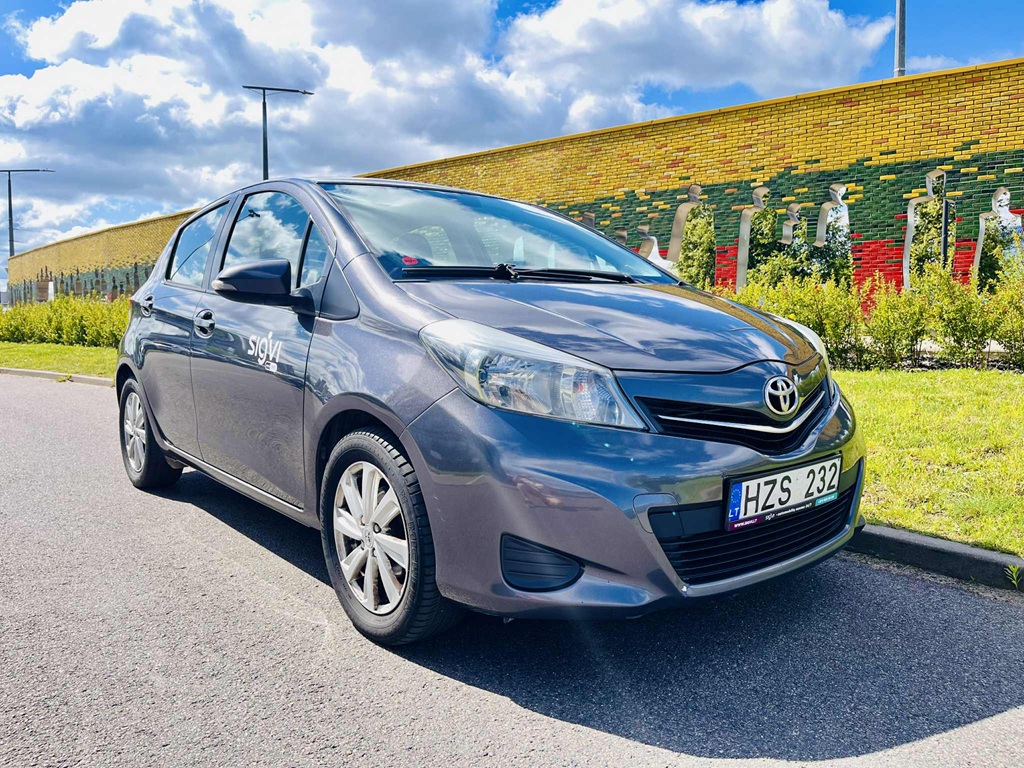 Toyota Yaris аренда автомобиля